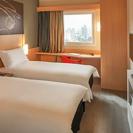 Hotel Ibis Montmartre 18ème Parigi